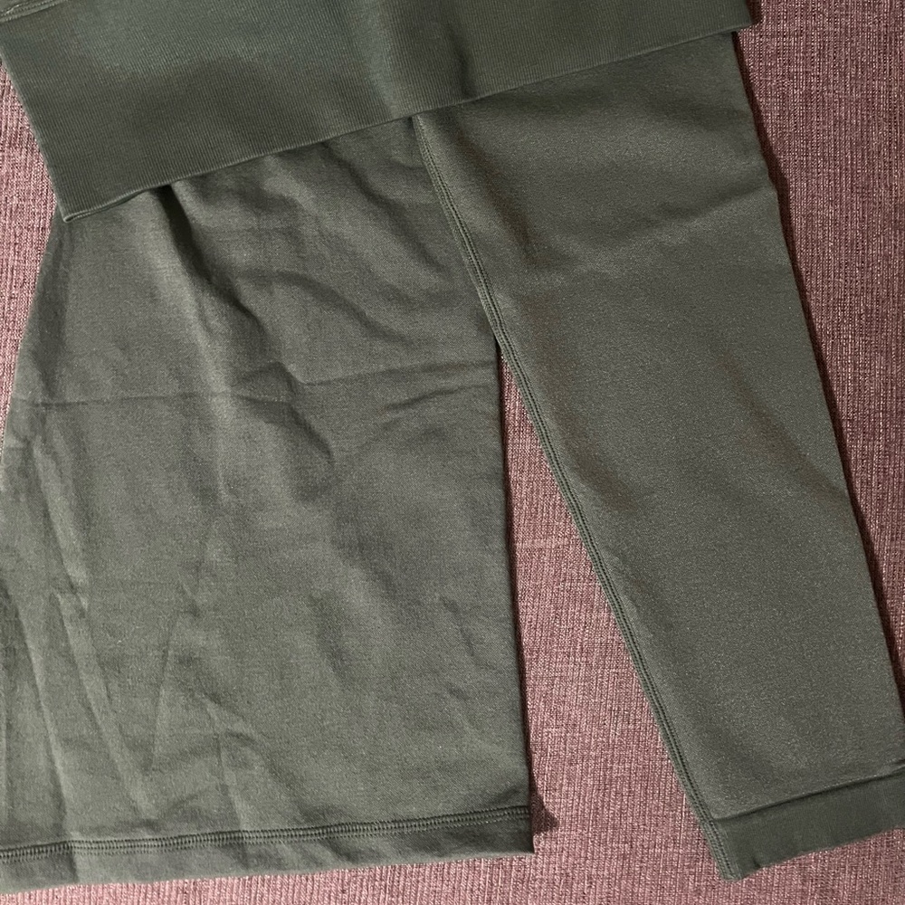 Green Apple Green Leggings with Wide Waistband and Moisture-Wicking Fabric - Picture 8 of 8